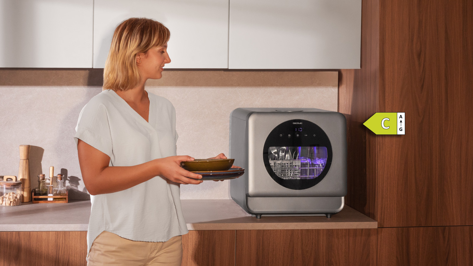 Descubre la eficiencia y el ahorro de espacio con este lavavajillas compacto de 3 cubiertos, ideal para hogares pequeños o espacios limitados. Su diseño compacto no solo optimiza el espacio, sino que también ofrece eficiencia energética, convirtiéndolo en una opción perfecta para quienes buscan funcionalidad sin sacrificar el rendimiento.