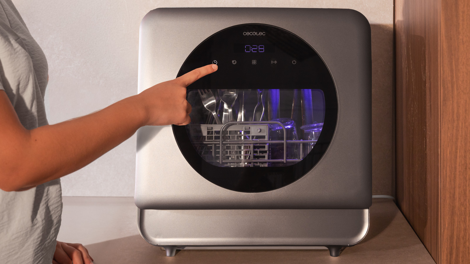 Este lavavajillas ofrece la versatilidad de conectarse directamente al suministro de agua de la casa para una conveniencia constante, así como la opción de utilizar un depósito integrado de hasta 5 litros en la parte superior, ideal para lugares sin acceso fácil a una conexión fija, como en un entorno de camping. La inclusión de una cesta para cubiertos mejora la organización y limpieza de utensilios, asegurando que cada pieza reciba la atención adecuada durante el ciclo de lavado.