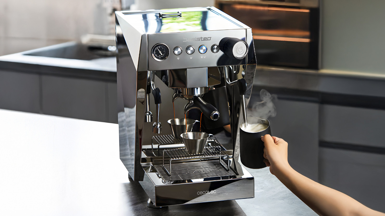 3150 W: Prepara todo tipo de cafés con tu cafetera barista.