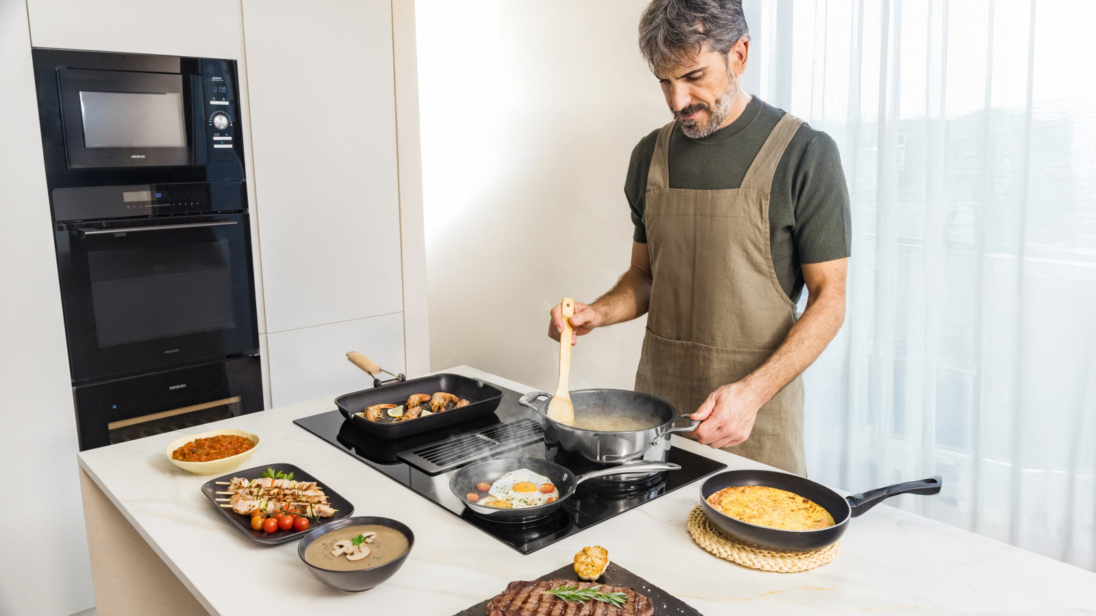 Más versatilidad para tu cocina, placa de cocción con campana extractora integrada. 
15 niveles de potencia con función Booster, cocina con la potencia adecuada que se necesite en cada momento y en cada elaboración.
TotalFlex Zone: gracias a sus 8 inductores permite utilizar una amplia varidad de tipos y tamaños de recipientes ademas de repartir de manera uniforme el calor.