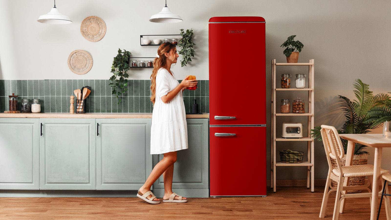 Capacidad de 300 L que permite almacenar una gran variedad de alimentos, con acceso fácil y ordenado.
