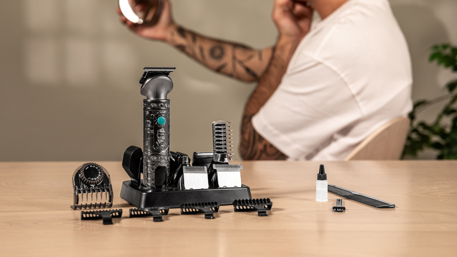Desde recortar las patillas hasta afeitar el cuerpo, nuestra multigrooming viene equipada con 6 cabezales intercambiables, incluyendo naricero, corporal, cortapelos, cabezal de afeitado, y cabezal de precisión y laminar, para satisfacer todas tus necesidades de cuidado personal.