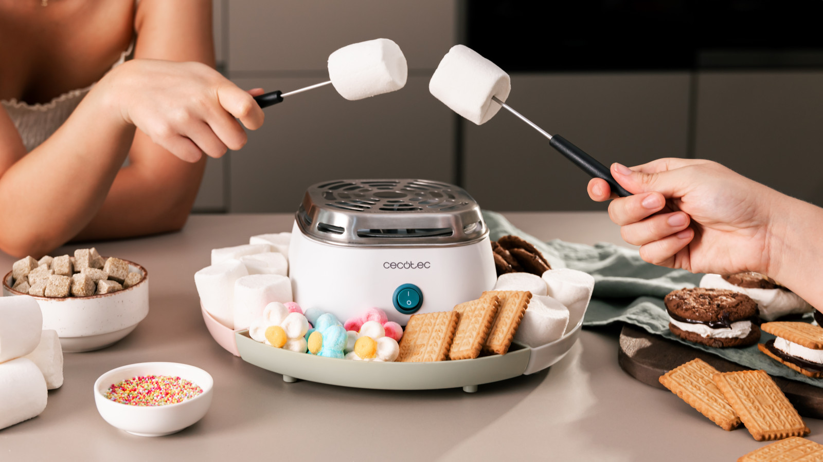 Fácil de usar y transportar; gracias a su interruptor podrás encender la máquina y disfrutar de tu marshmallow al instante. Llévala donde quieras y sólo necesitarás conectarla a la corriente para que empiece a funcionar.
