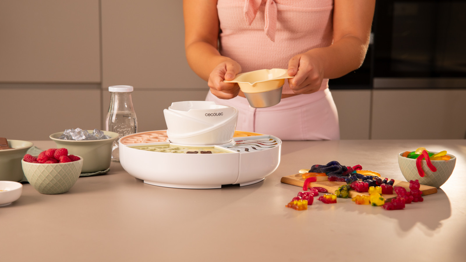 Su colorido y elegante diseño hace que sea muy atractivo para los niños y niñas. Muy fácil de usar y transportar, llévala a cualquier parte y sólo necesitarás conectarla a la corriente para que empiece a funcionar.