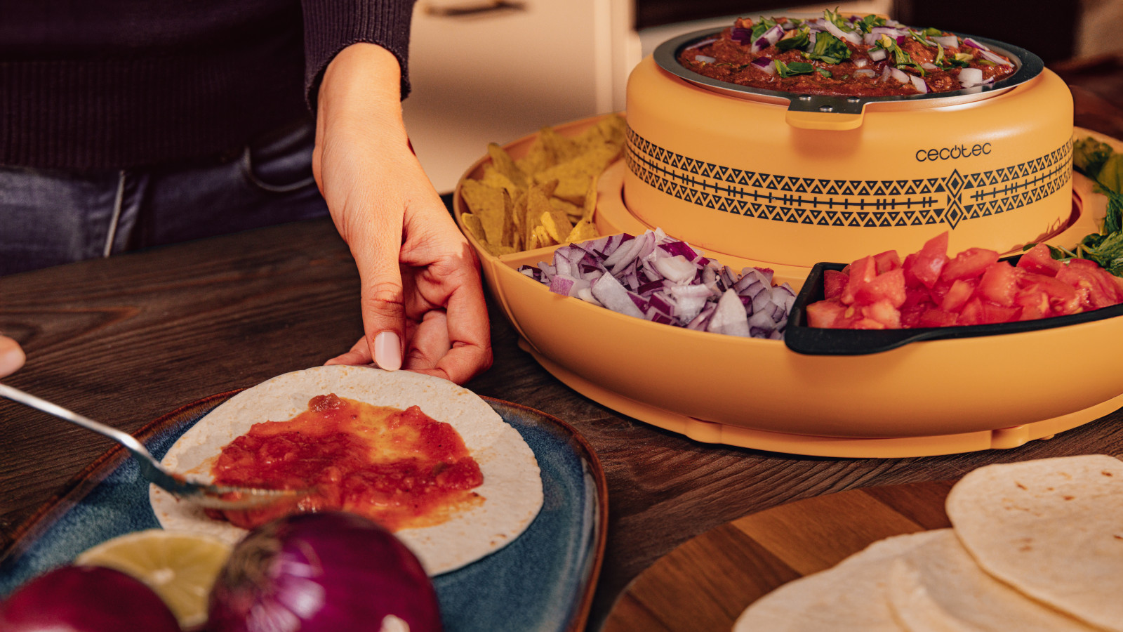 Máquina perfecta para calentar y organizar los ingredientes necesarios para hacer tacos. Ideal para preparar rápidamente una gran variedad de tacos.