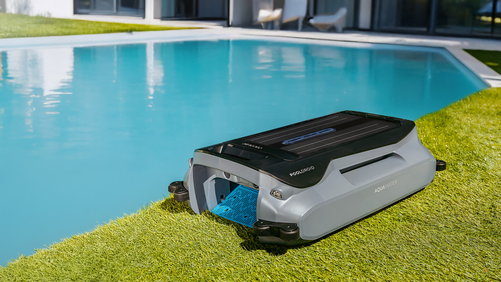Robot limpiapiscinas inalámbrico para la superficie. Ponlo en marcha con un solo clic, tíralo al agua y Conga Pooldroid limpiará por ti la superficie de tu piscina mientras tú disfrutas.  Elimina todos los residuos que flotan en la superficie del agua, como hojas, insectos o polvo.