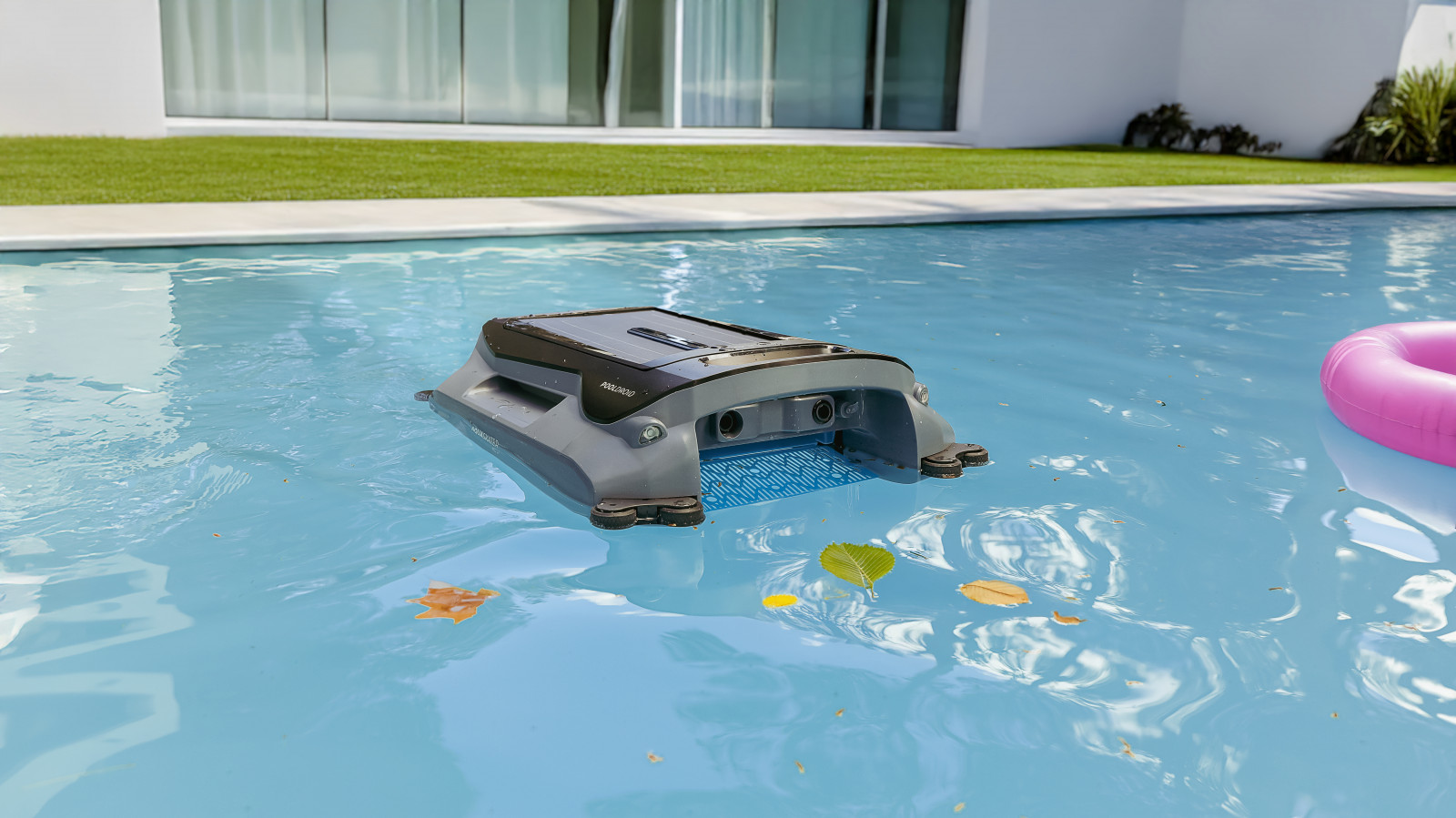 Hasta 16 horas de autonomía con SolarPower. Conga Pooldroid apuesta por la limpieza ecológica gracias a su panel solar de carga. Así, podrás usar de manera continuada el robot mientras se carga con la luz solar. También incluye carga Tipo C, para aquellos que quieran tener su robot siempre listo, sin depender del tiempo que haga.