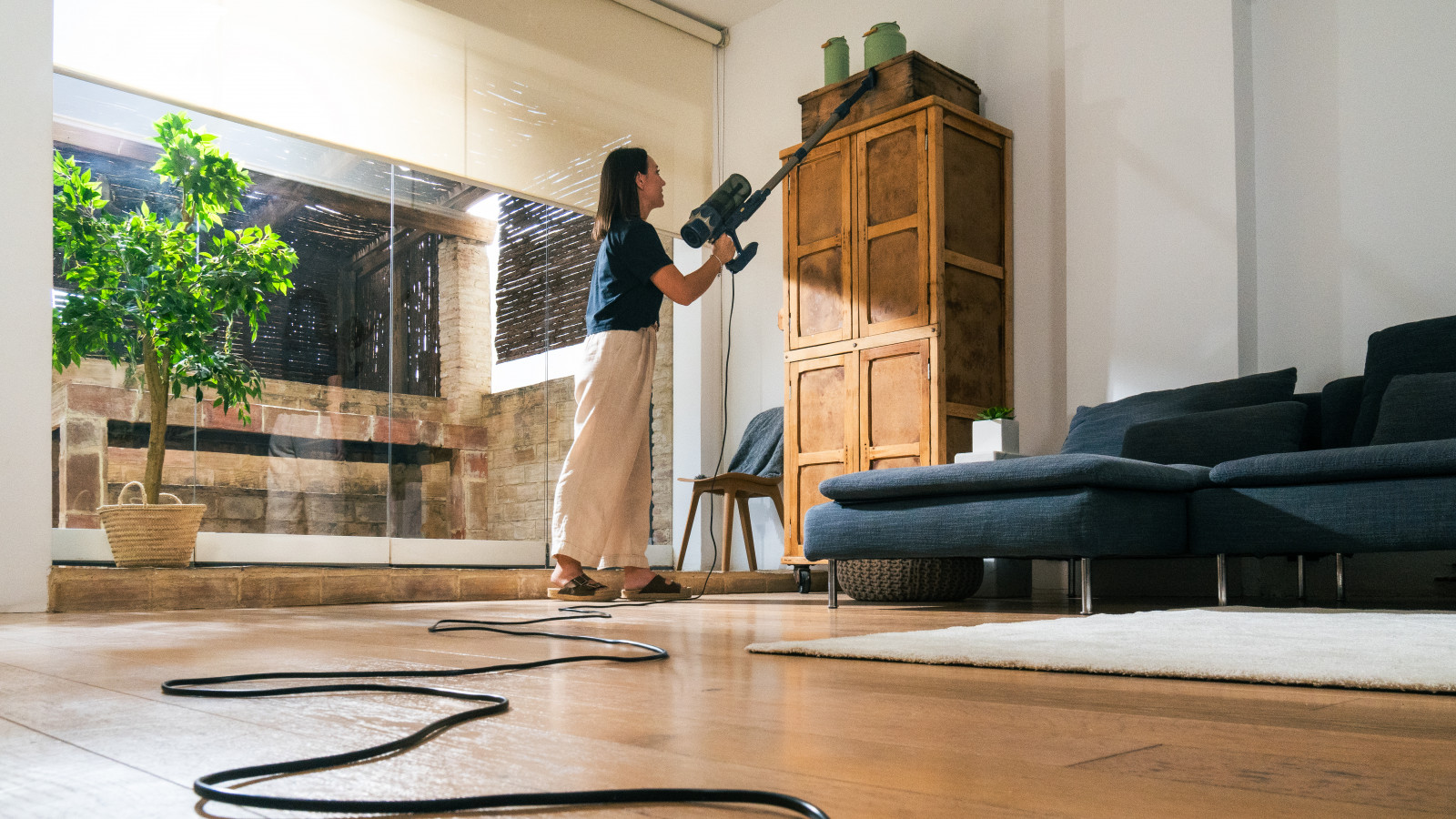 Limpieza cómoda y versátil: incluye tubo telescópico, radio de acción de 9 m y accesorio 2 en 1 para muebles y esquinas.