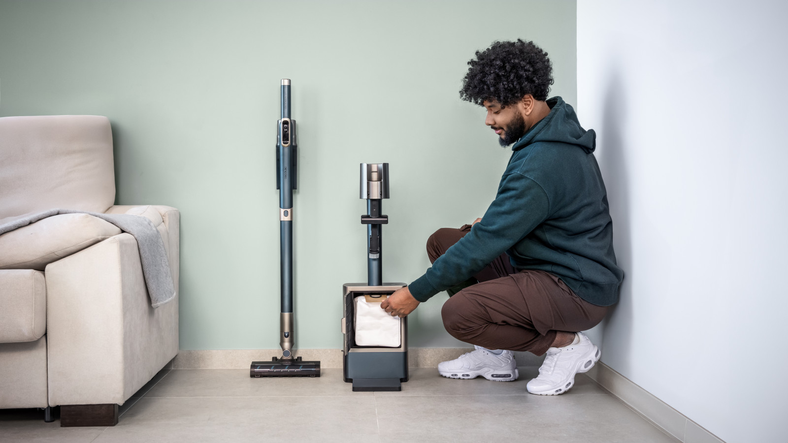Vaciado automático e higiénico. Base de autovaciado que evita que tengas que entrar en contacto con la suciedad, ideal para acabar con alergias. La base también dispone de función de carga, así el aspirador tendrá siempre el depósito vacío y la carga completa, para un total de 40 minutos de autonomía.