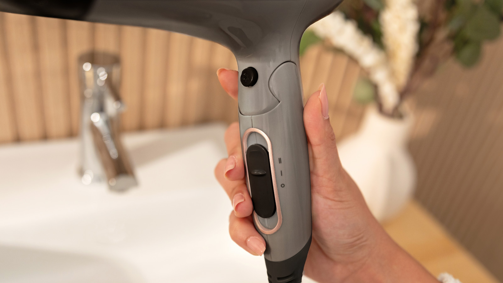 Gracias a su tecnología Hair Care, nuestro secador protege el cabello frente a los sobre calentamientos para asegurarte que tu cabello esté protegido y se mantenga con más brillo y flexible.