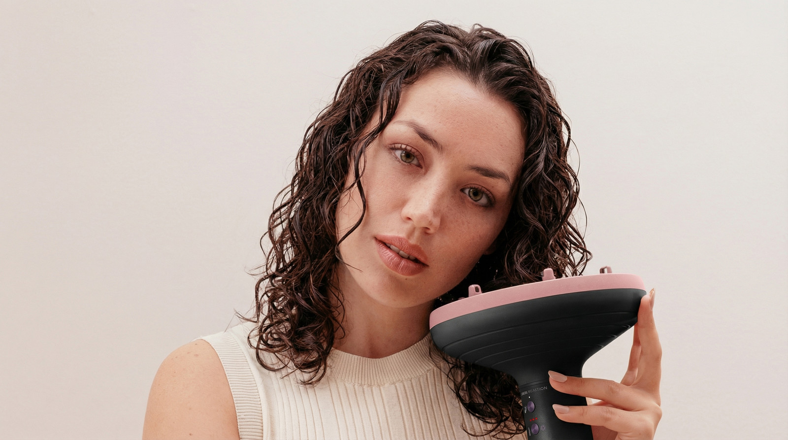 Disfruta de unos rizos definidos, sin frizz y radiantes con DryGlam Waves, el difusor de pelo XXL diseñado para cuidar, respetar y potenciar la belleza natural del cabello rizado. Su gran tamaño permite cubrir más superficie en menos tiempo, secando con delicadeza mientras mantiene la forma del rizo intacta.