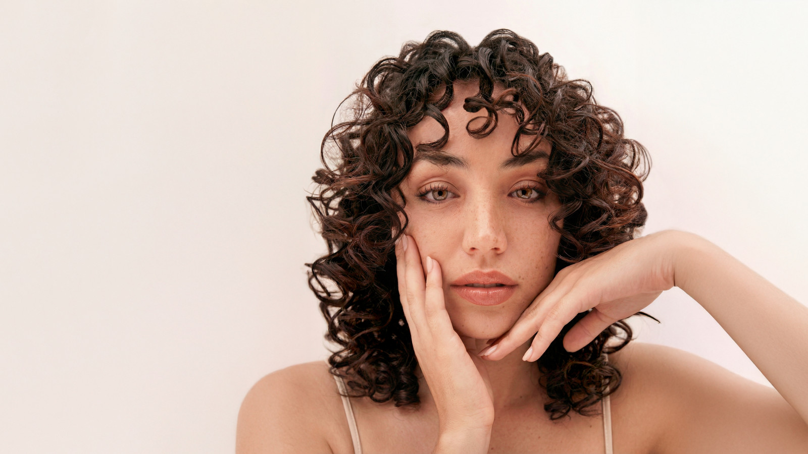 La tecnología Argan&KeratinOil y PlasmaTech transforman cada sesión de secado en un tratamiento de belleza. El aceite de argán y la queratina nutren y suavizan la fibra capilar, mientras que el plasma elimina por completo la electricidad estática, dejando tus rizos brillantes, disciplinados y con una forma perfectamente definida.