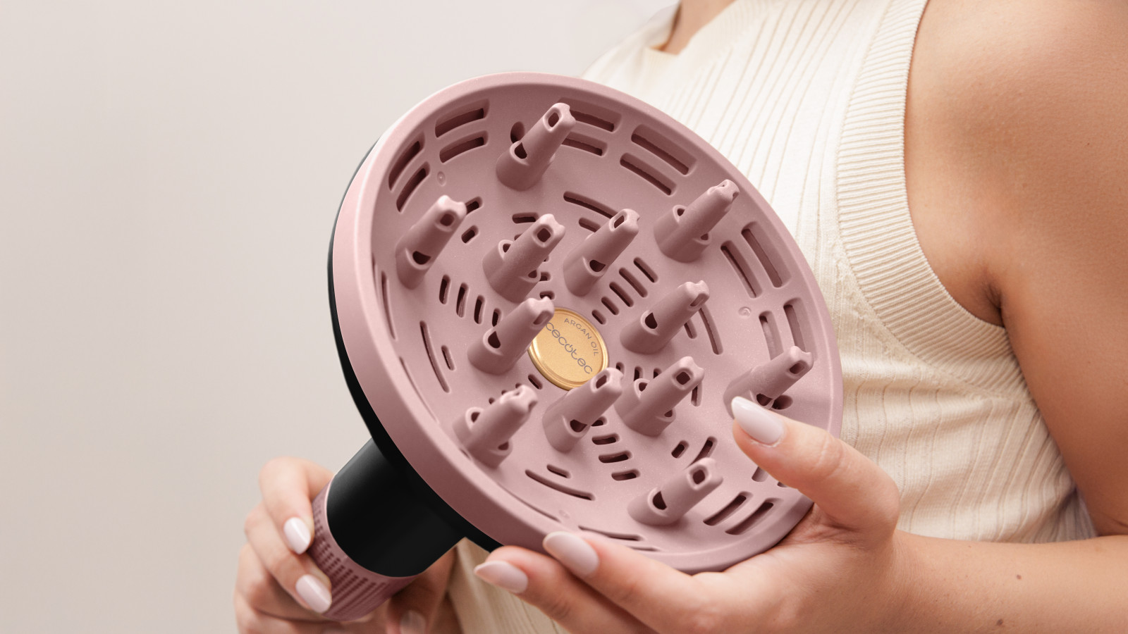 El mango ergonómico, su peso equilibrado y los 1300W de potencia garantizan comodidad y eficacia. Además, su filtro extraíble hace que el mantenimiento sea sencillo, asegurando un rendimiento duradero y constante en cada uso.