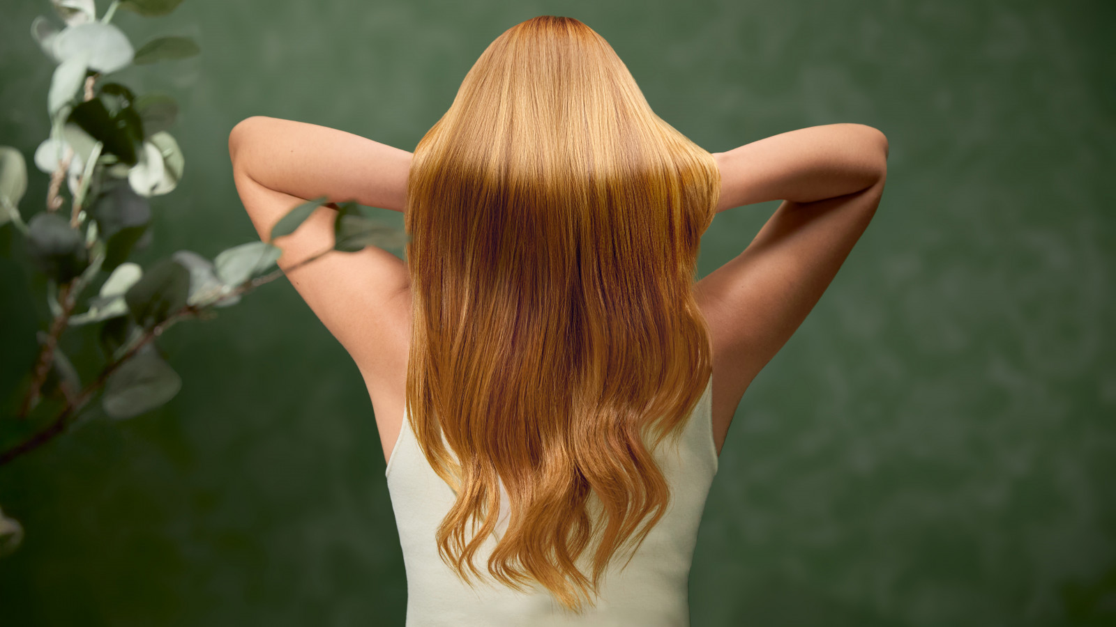 Experimenta la potencia y eficiencia de nuestro secador con motor brushless de 107,000 rpm y 1200W. Su diseño súper compacto y ligero lo hace ideal para llevar a cualquier parte. La función iónica elimina el frizz, dejando tu cabello suave y sedoso. Con esta tecnología avanzada, obtendrás resultados perfectos en la comodidad de tu hogar, ahorrando tiempo y esfuerzo.