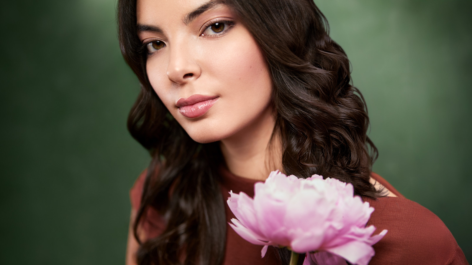 Nuestro cabezal difusor de esencia está diseñado para facilitar la distribución uniforme por todo el cabello. Las púas duras aseguran que cada mechón reciba el cuidado necesario. El calor del secador activa su liberación, garantizando una aplicación perfecta. Este diseño funcional no solo mejora el aspecto de tu cabello, sino que también simplifica tu rutina de cuidado capilar.