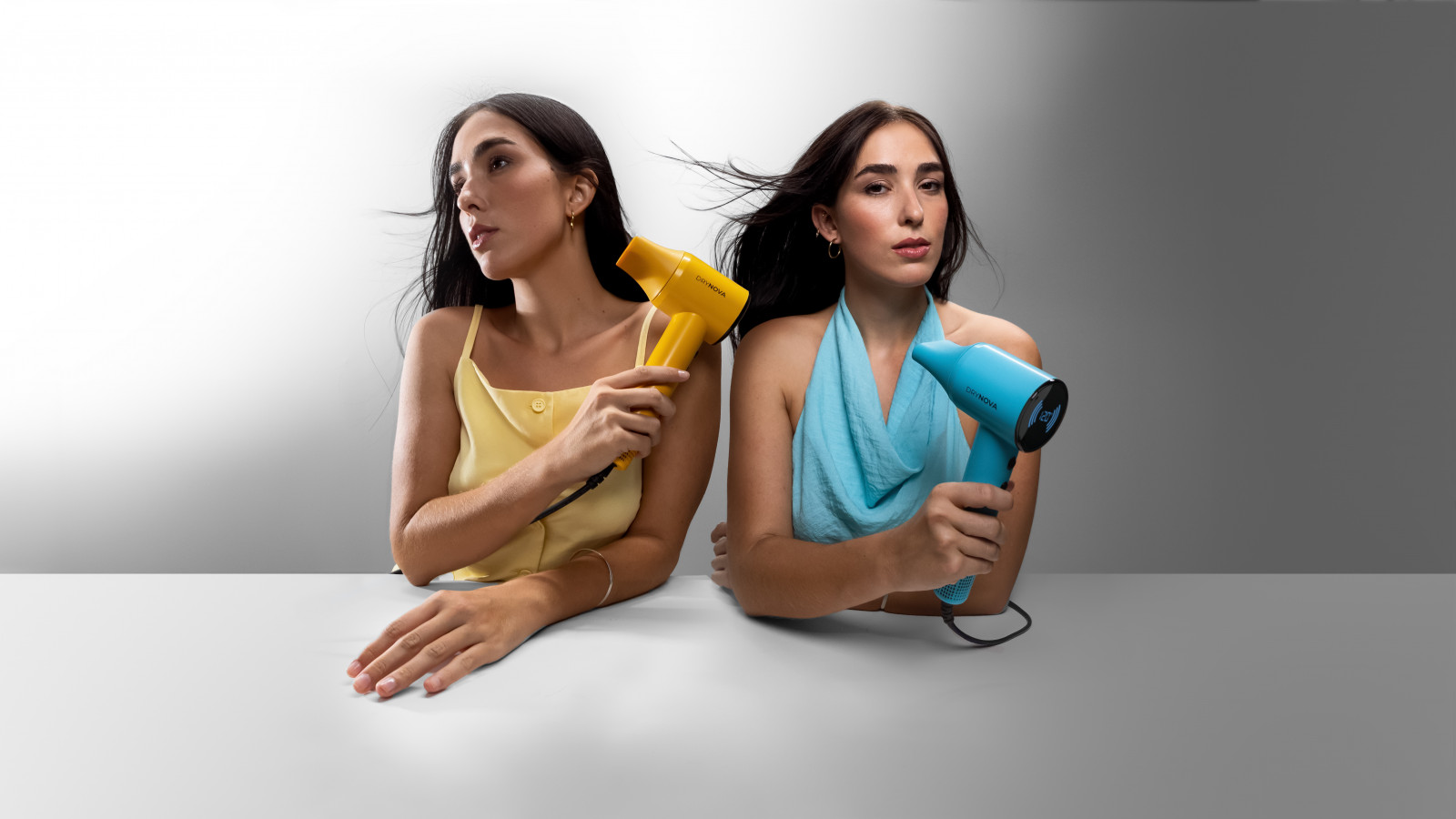 Gracias a su generador de iones, este secador combate el frizz y aporta un brillo natural al cabello, dejándolo suave y manejable. Es la solución perfecta para un acabado perfecto desde la comodidad de tu hogar.