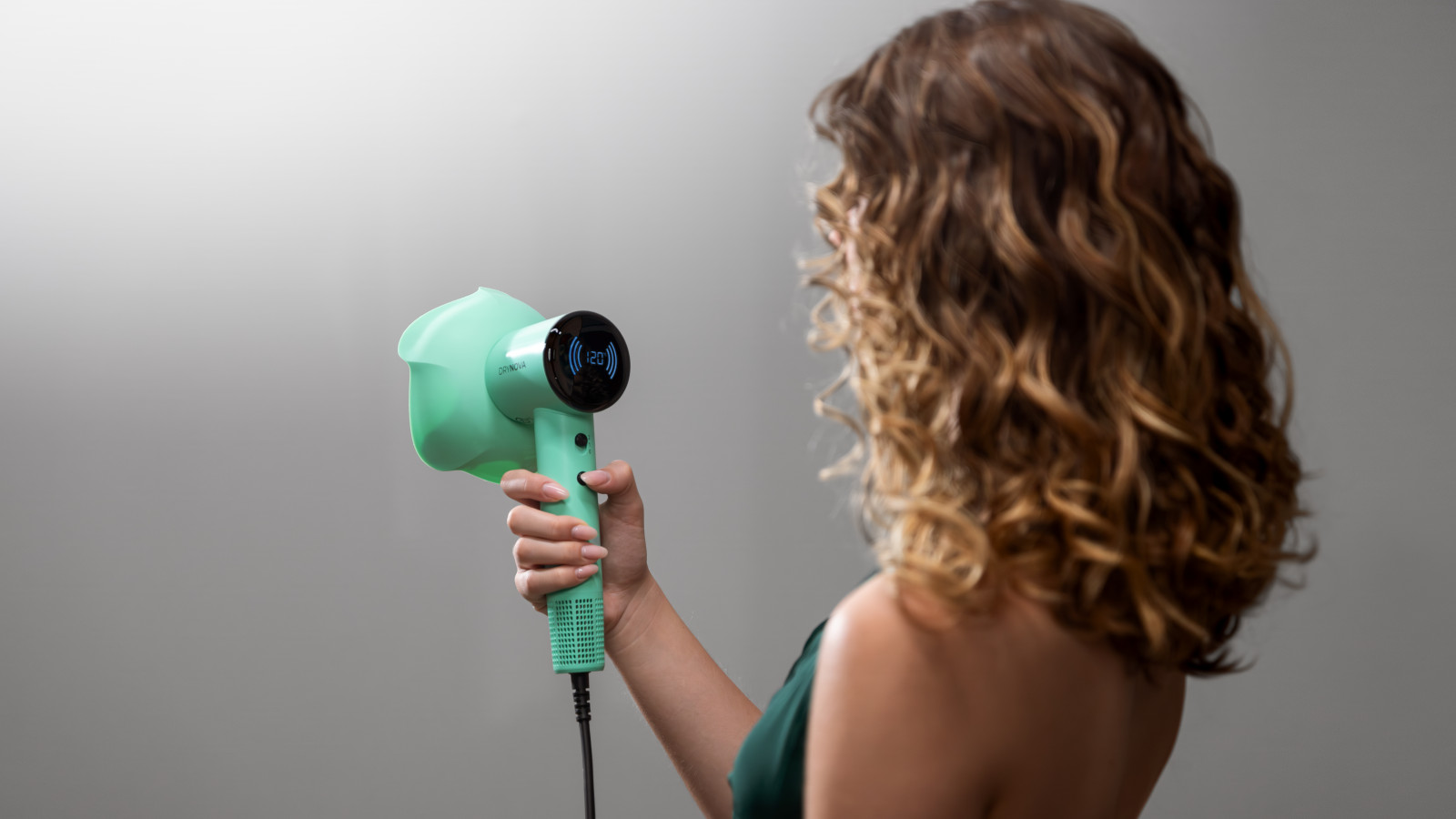 Con cuatro ajustes de temperatura, incluyendo aire frío, y dos velocidades, el DryNova Red te permite personalizar tu experiencia de secado. Adapta el secador a las necesidades específicas de tu cabello y disfruta de resultados excepcionales cada vez.
