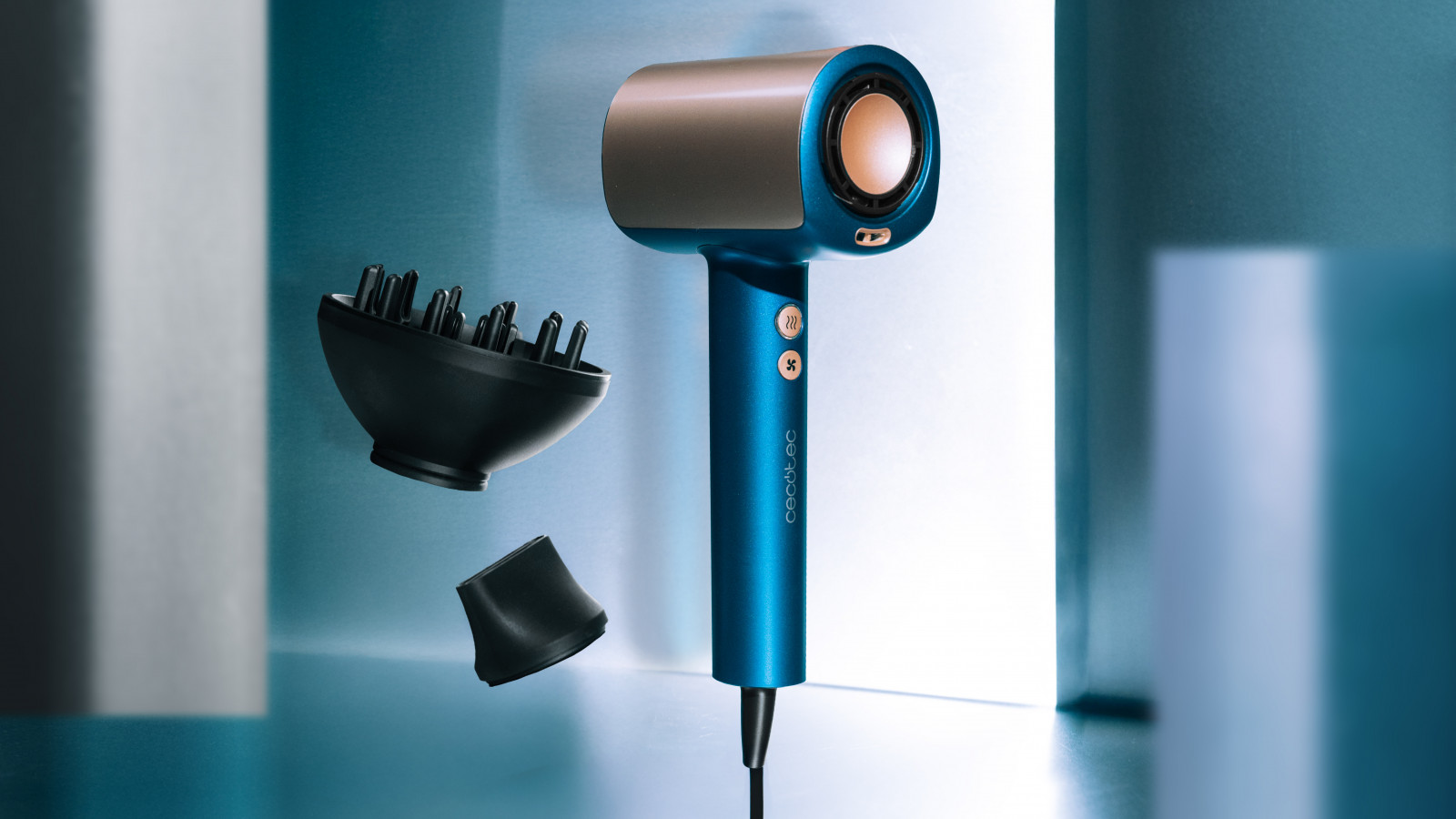 Descubre el DryGlam Nano Plasma, un secador de pelo BLDC que redefine la experiencia de secado con su motor Brushless de última generación. Este innovador motor elimina el uso de escobillas, reduciendo el desgaste y aumentando la eficiencia, lo que se traduce en un secador más duradero y con un rendimiento constante. Con una potencia de 110,000 RPM y 1600W, ofrece un secado rápido y eficiente, protegiendo la salud de tu cabello al reducir el tiempo de exposición al calor.