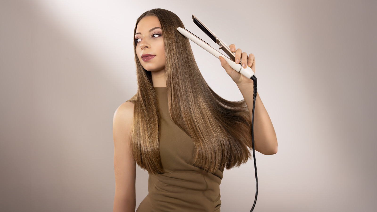 Con revestimiento de Queratina y aceite de Argán que aporta vitamina E para un cabello brillante, sano y sin encrespamiento. Diseño MultiStyle para obtener un alisado impecable y rizos flexibles y definidos.