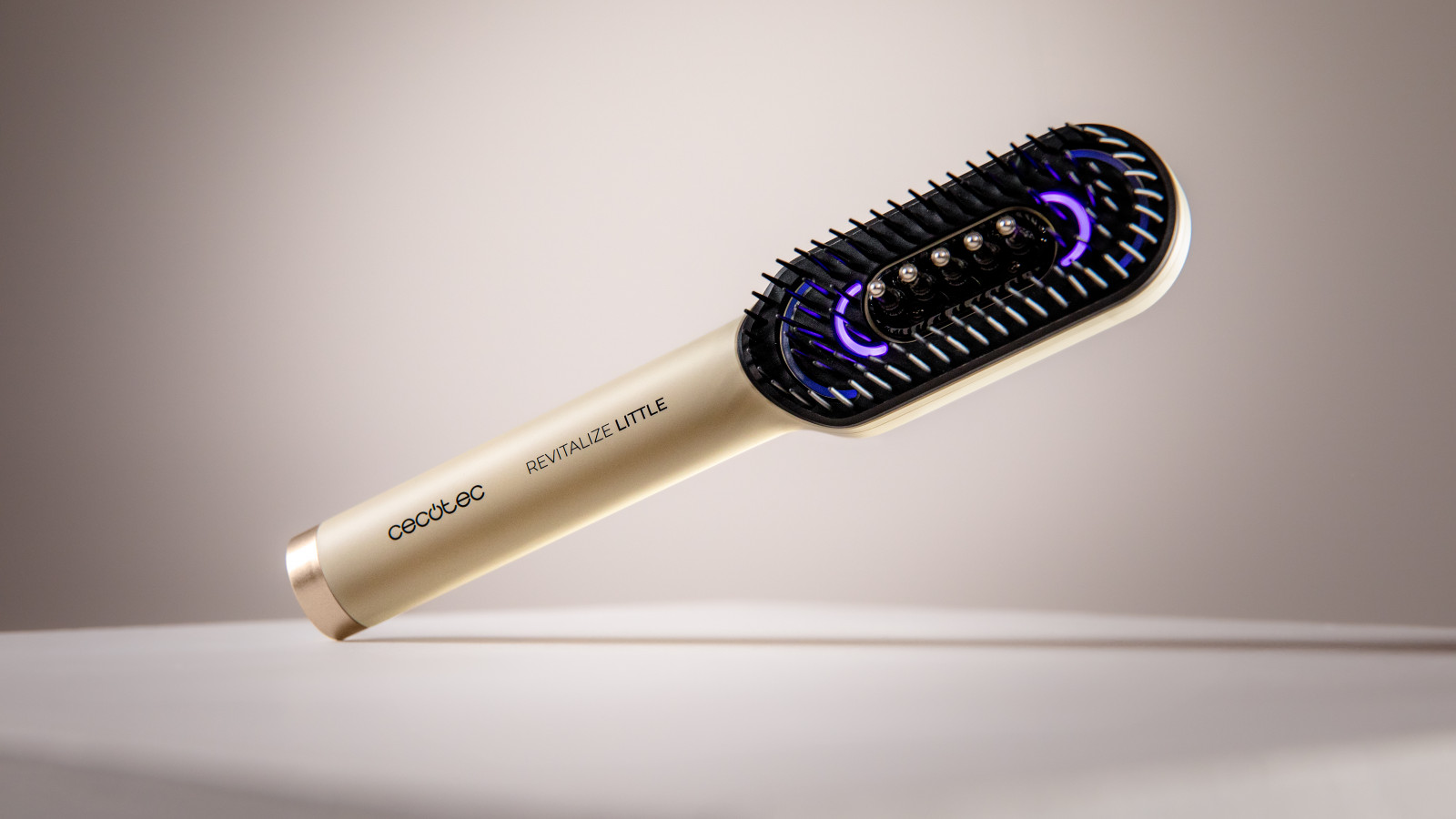 Transforma tu rutina capilar con el HairCare Revitalize Little, el cepillo reparador con tecnología LED que no solo desenreda, sino que cuida, nutre y repara el cabello en profundidad.