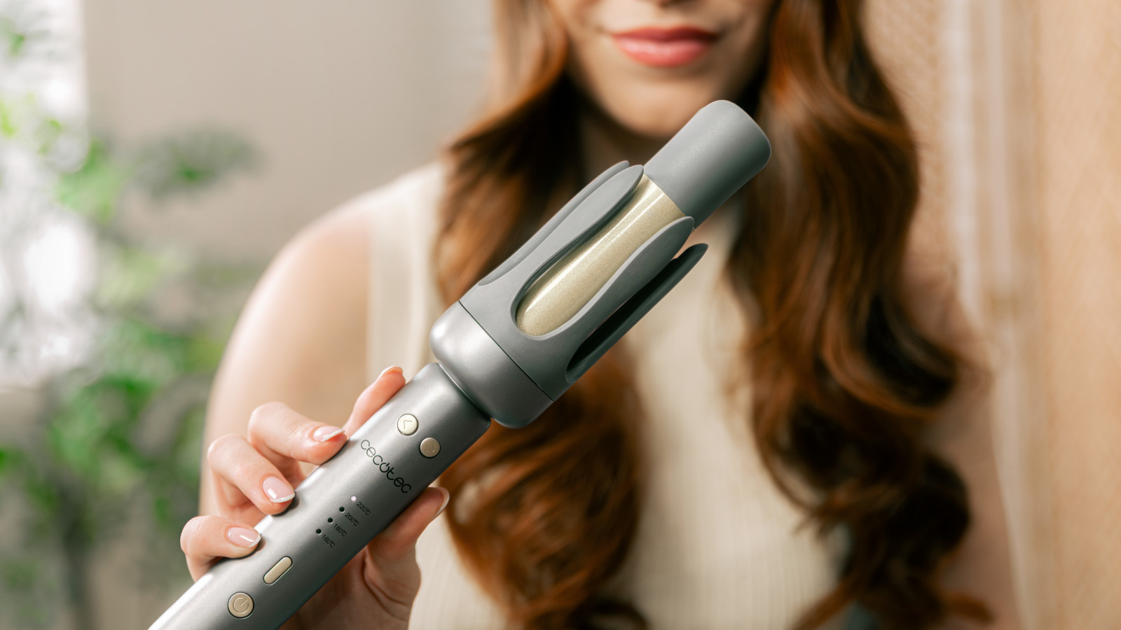 Con 4 temperaturas regulable de 160º a 220º, garantiza un acabado impecable adaptado a tu tipo de cabello.