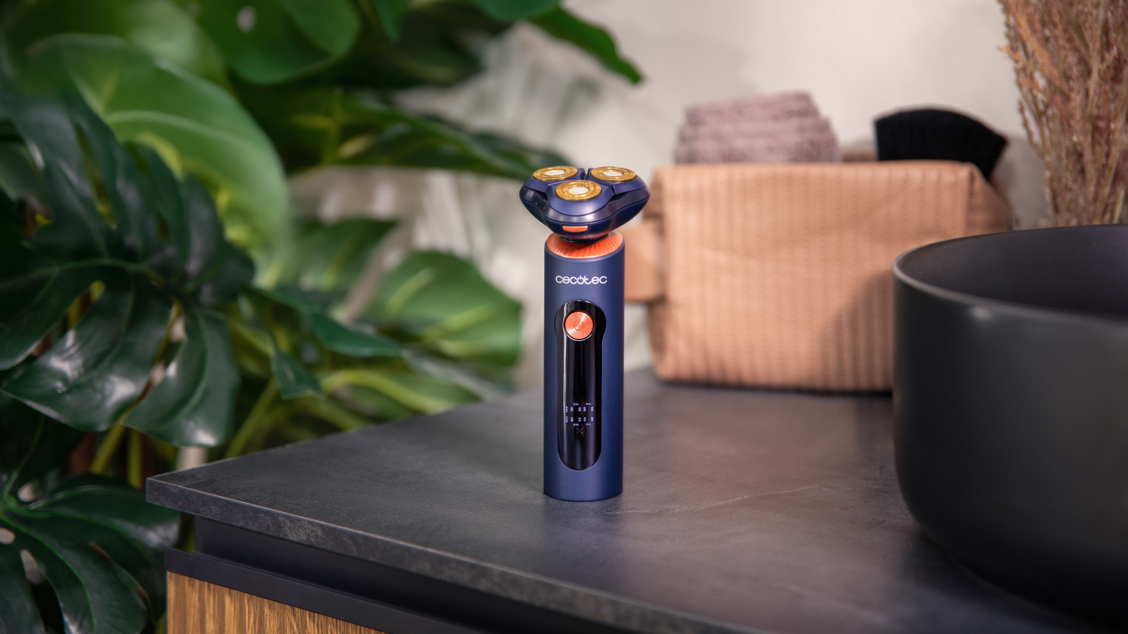 Descubre la PrecisionCare Aluminium Pro, la afeitadora rotativa que combina materiales de alta calidad y tecnología avanzada para ofrecer un afeitado suave y preciso.