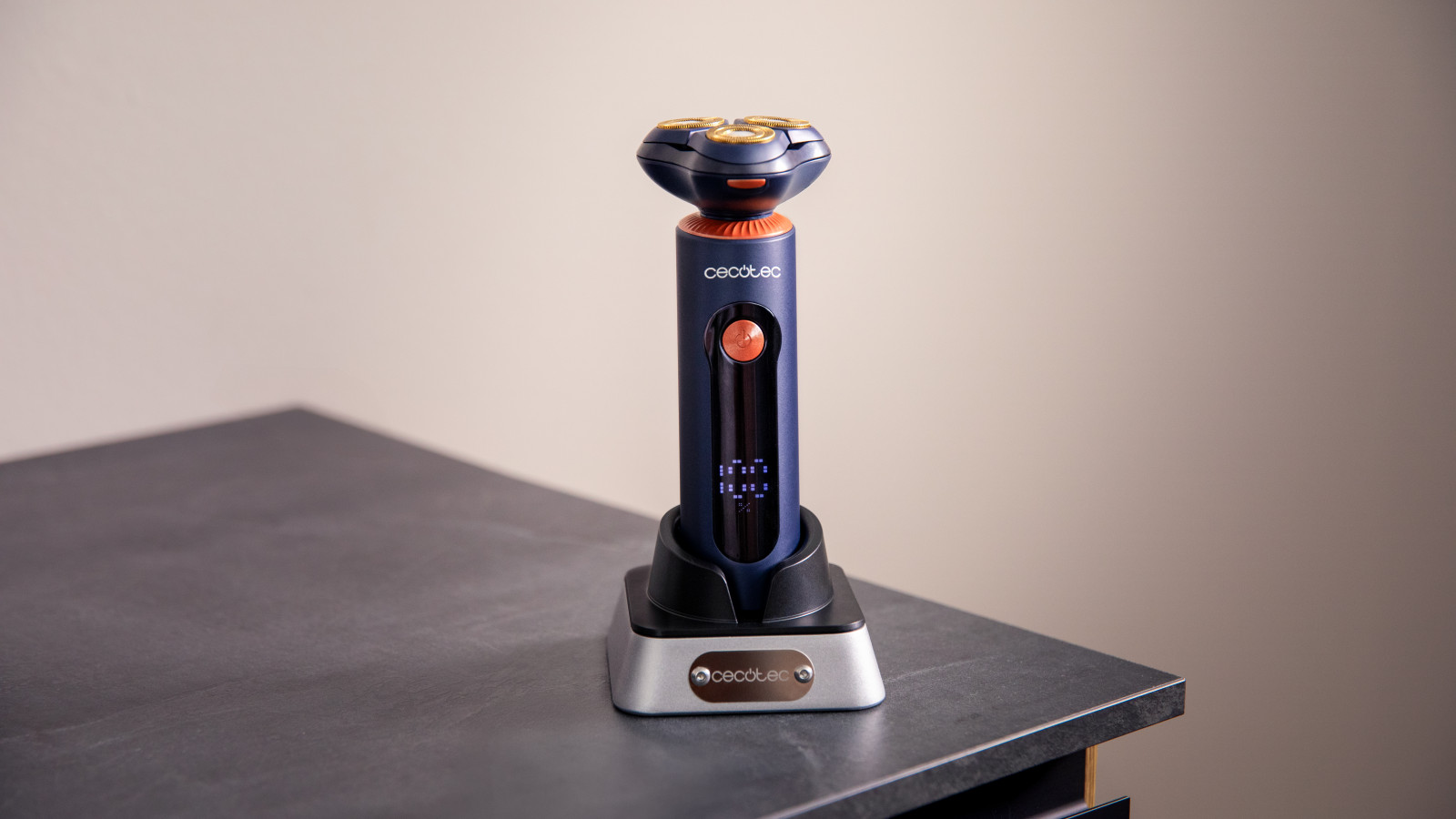 Con tecnología de doble cuchilla, experimenta un afeitado más apurado y preciso con la PrecisionCare Aluminium Pro, diseñada para mejorar tu rutina de cuidado personal con tecnología de vanguardia.