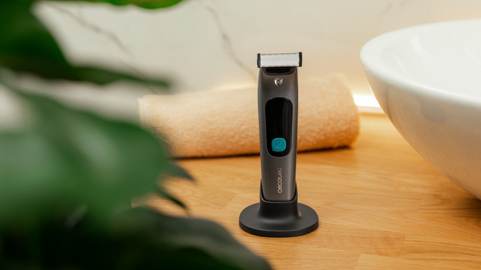 RazorTech: Disfruta de un afeitado excepcional con nuestras cuchillas de acero inoxidable de gran afilado, diseñadas para ofrecer cortes suaves y precisos, garantizando un rendimiento duradero y eficaz en cada pasada.