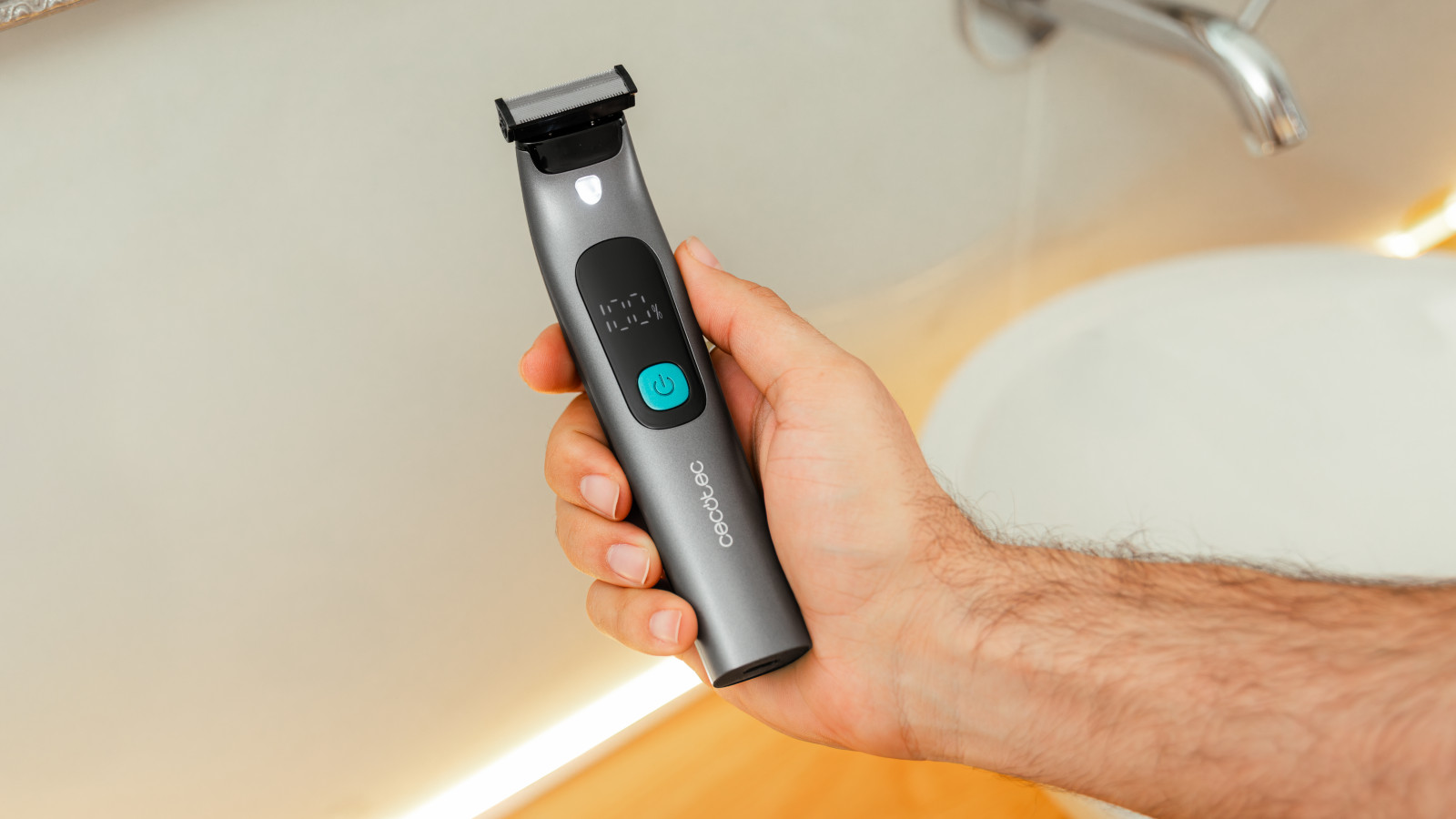 Versatilidad de peinado: Incluye 3 peines ajustables en medidas de 1/3/5 mm, proporcionando opciones versátiles para personalizar la longitud de tu barba y cabello, asegurando un estilo impecable en todo moment