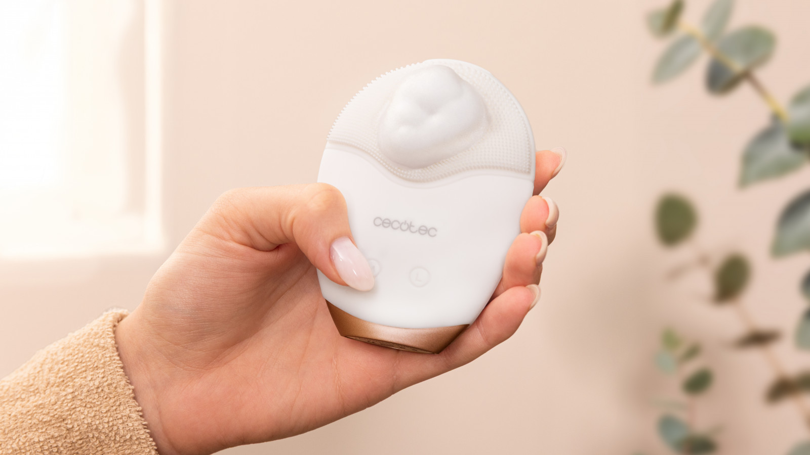 La vibración sónica combinada con sus suaves filamentos elimina eficazmente impurezas, residuos y grasa, a la vez que estimula la circulación y mejora la absorción de tus productos cosméticos.
