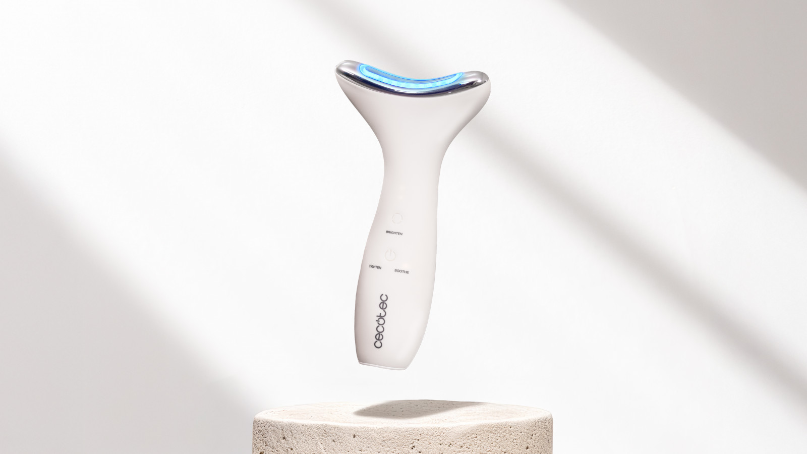 Descubre el Face&Neck Pro, el dispositivo facial que combina fototerapia avanzada y tecnología EMS para rejuvenecer tu piel. Diseñado con una forma curvada y cabezal de aluminio, se adapta perfectamente a los contornos de tu rostro y cuello.