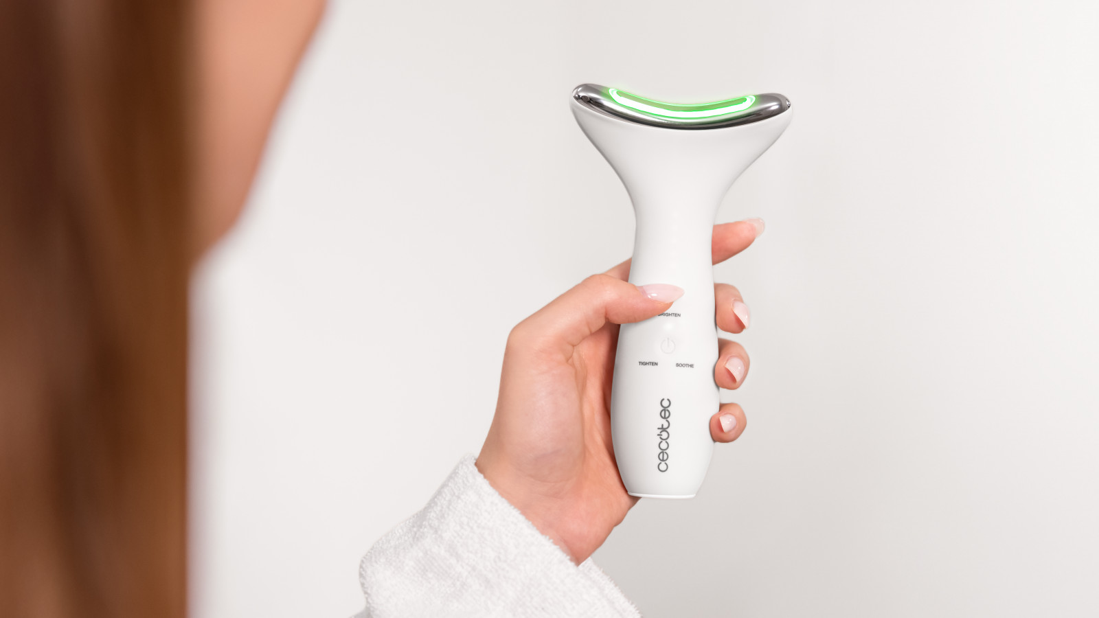 Con tres modos distintos, el Face&Neck Pro ofrece soluciones personalizadas para tus necesidades de cuidado de la piel. Utiliza el Lift Mode para reducir arrugas y líneas finas, el Brighten Mode para devolver el brillo natural a tu piel, y el Smooth Mode para calmar y equilibrar la piel.