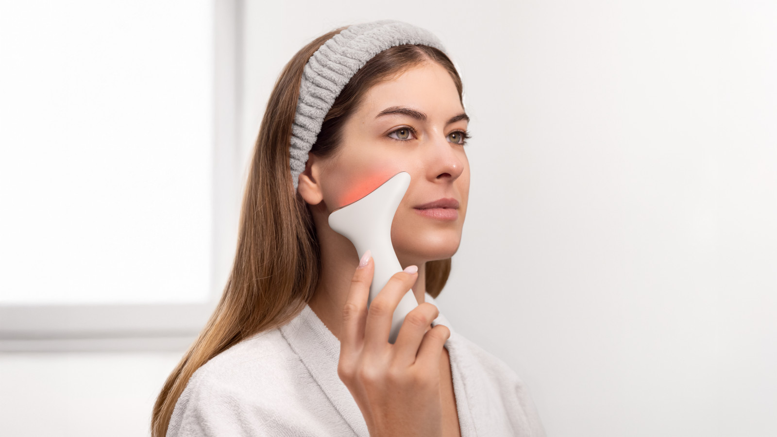 Basta con 5-10 minutos de uso diario para notar una mejora visible en la calidad de tu piel. Su clasificación IPX6 permite un lavado seguro, asegurando que el dispositivo se mantenga limpio y listo para el próximo uso.