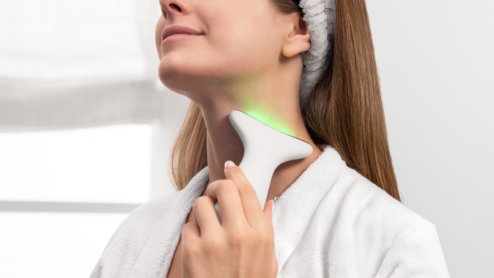 El cuerpo de silicona suave garantiza una experiencia cómoda y segura, mientras que la tecnología LED y EMS trabajan juntas para ofrecer resultados perfectos desde la comodidad de tu hogar.