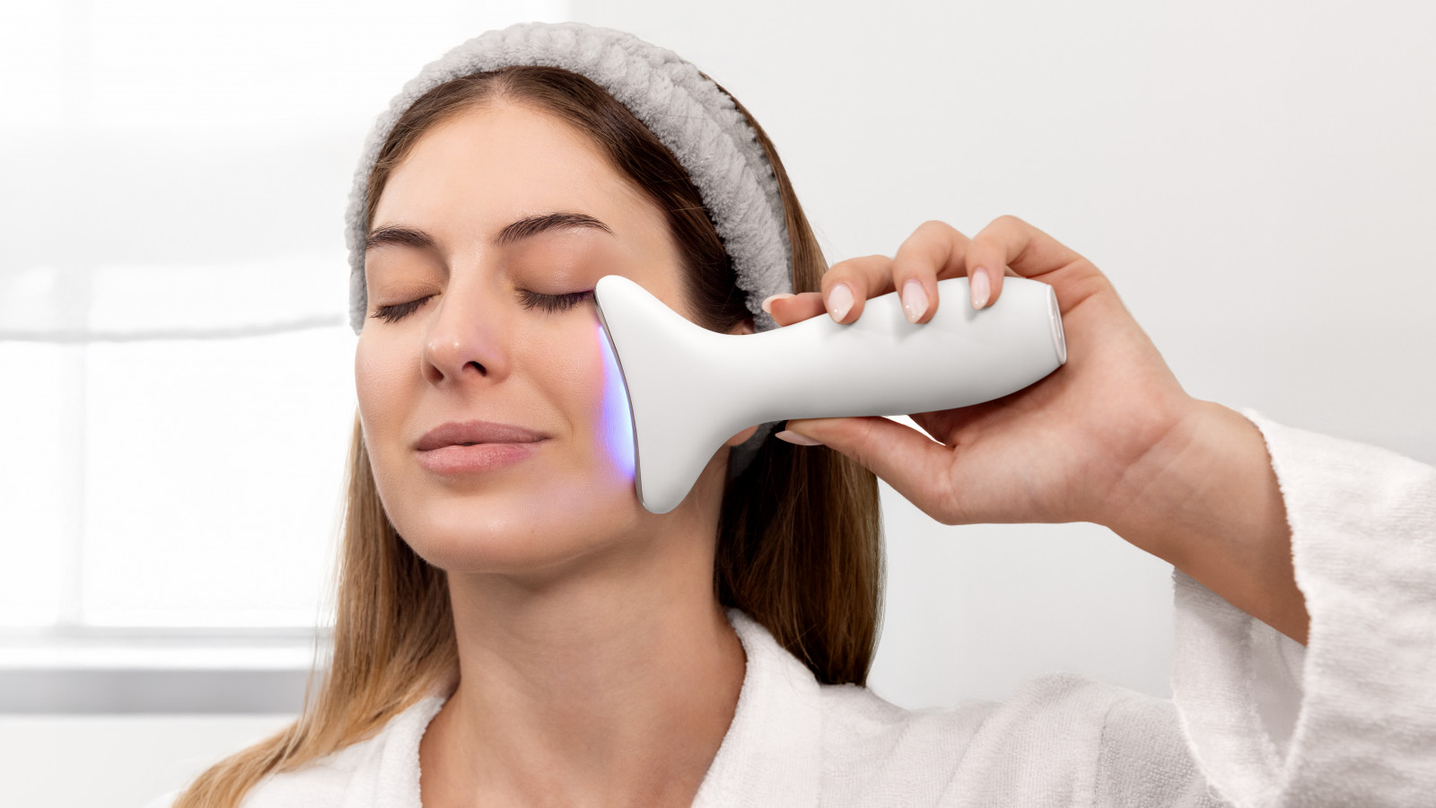 Función memoria, Aviso de cambio de zona cada 60 segundos y temporizador de 6 minutos. Transforma tu rutina de cuidado con el Face&Neck Pro y disfruta de una piel más firme, luminosa y saludable. Es la herramienta definitiva para un cuidado facial completo y efectivo.