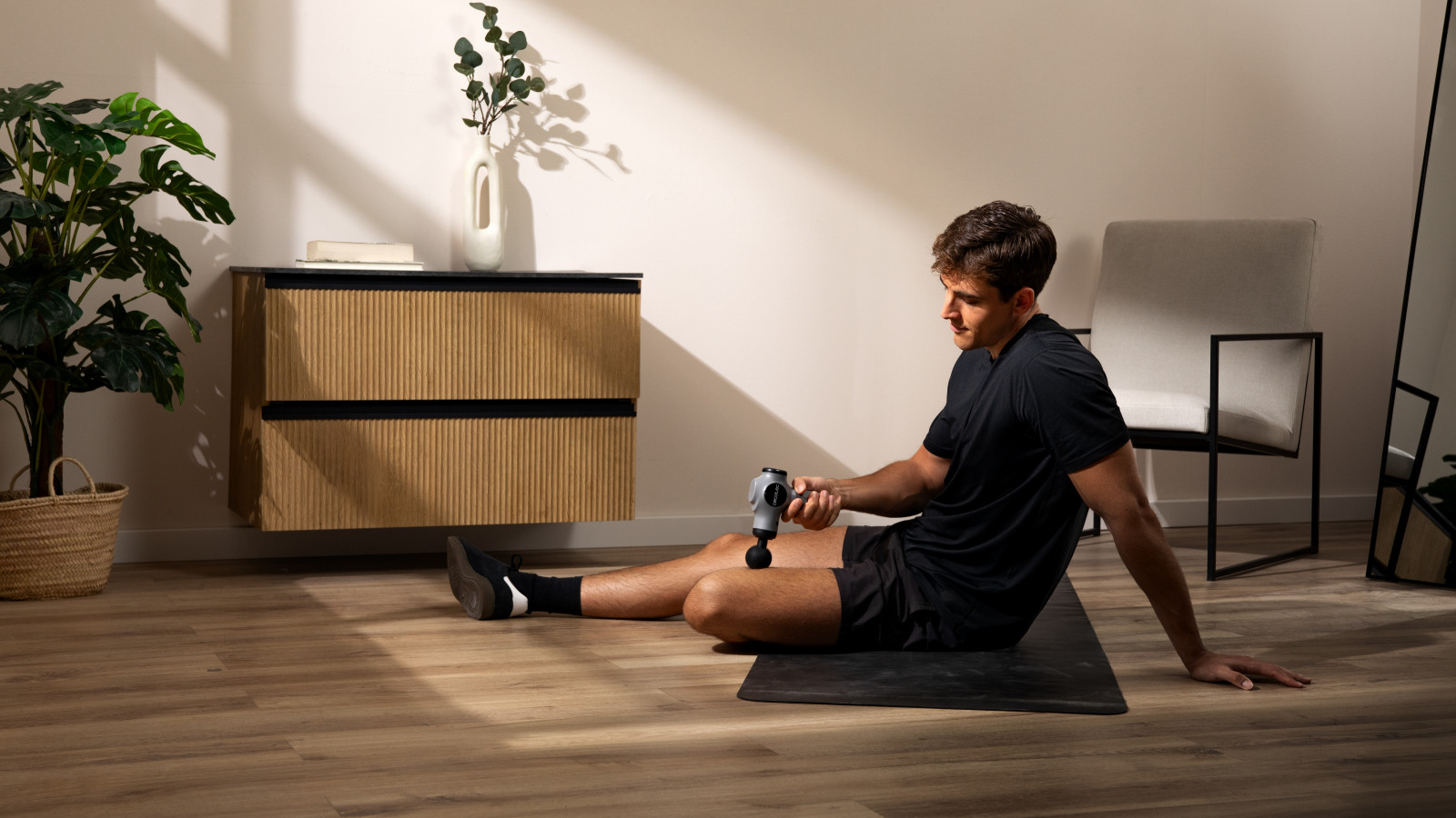 Descubre la SkinCare Massage Gun, la herramienta definitiva para el alivio muscular en casa.