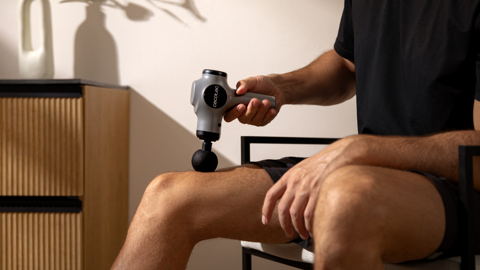 Equipada con 4 cabezales intercambiables, la SkinCare Massage Gun se adapta a cualquier zona del cuerpo, ofreciendo un masaje personalizado desde la cabeza hasta los pies.