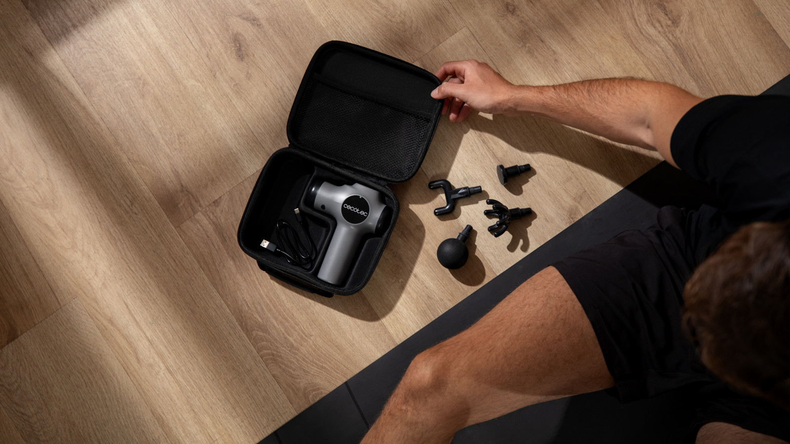 Experimenta la diferencia con la SkinCare Massage Gun, la solución perfecta para mejorar tu bienestar diario con tecnología de vanguardia y una experiencia de masaje superior.