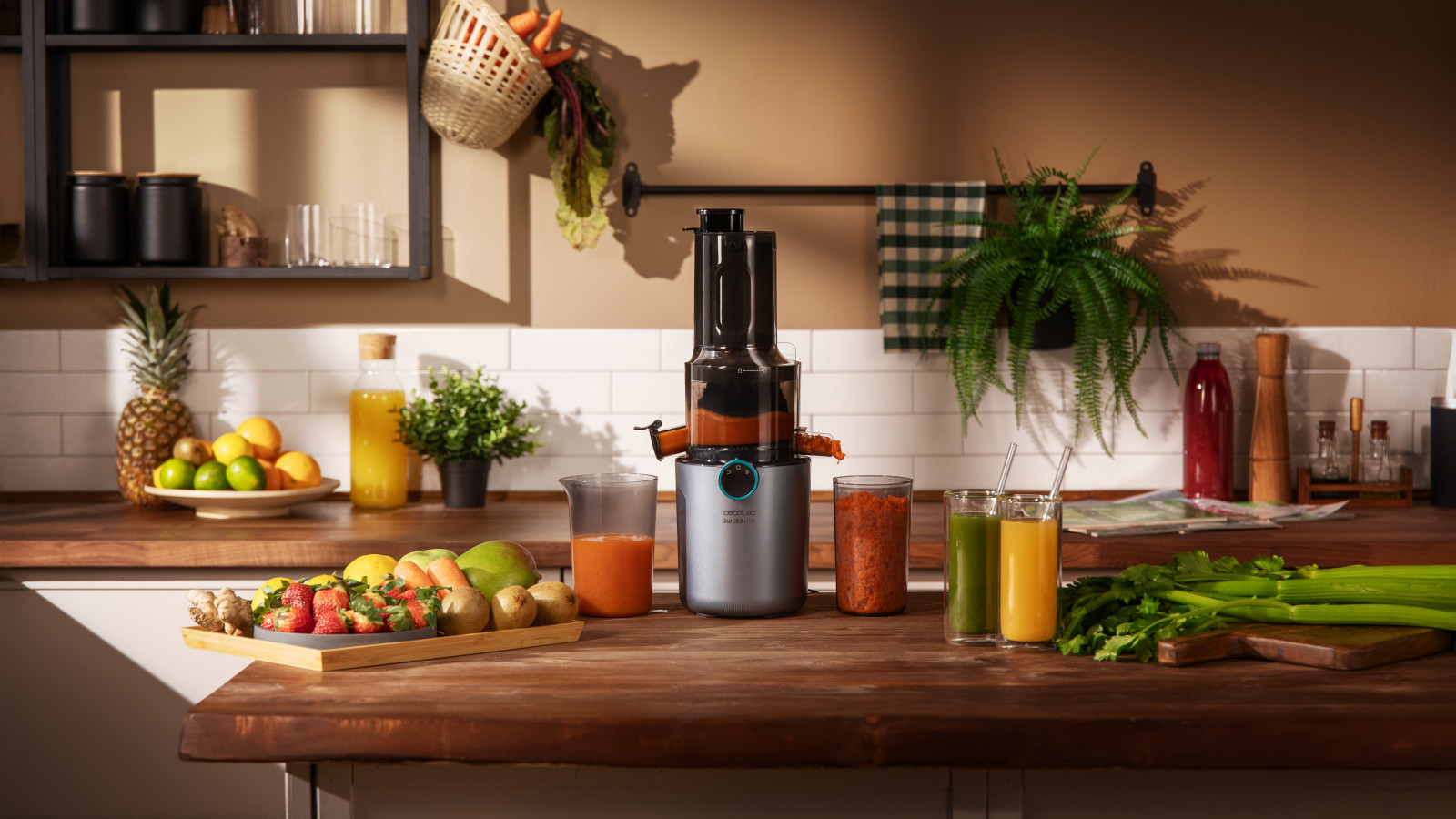 Licuadora de prensa fría que te permite disfrutar de jugos saludables y deliciosos desde la comodidad de tu hogar.