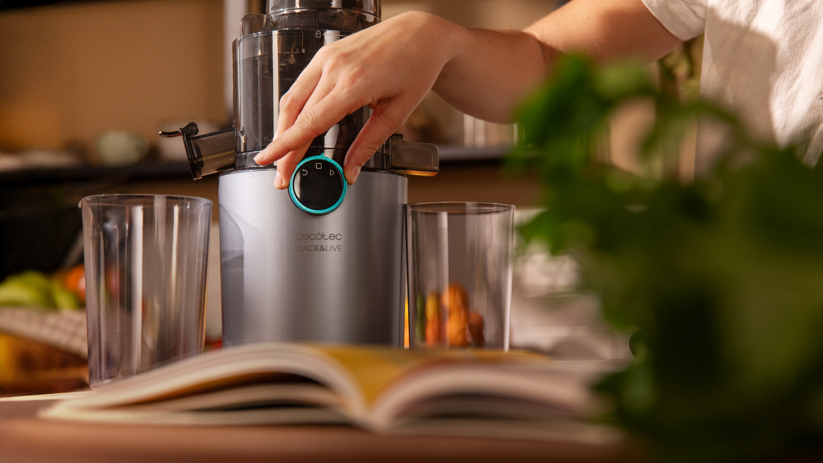 Con una velocidad de rotación de 55±5 RPM, esta licuadora conserva los nutrientes y las propiedades beneficiosas de los ingredientes, ofreciendo jugos frescos y llenos de sabor.
