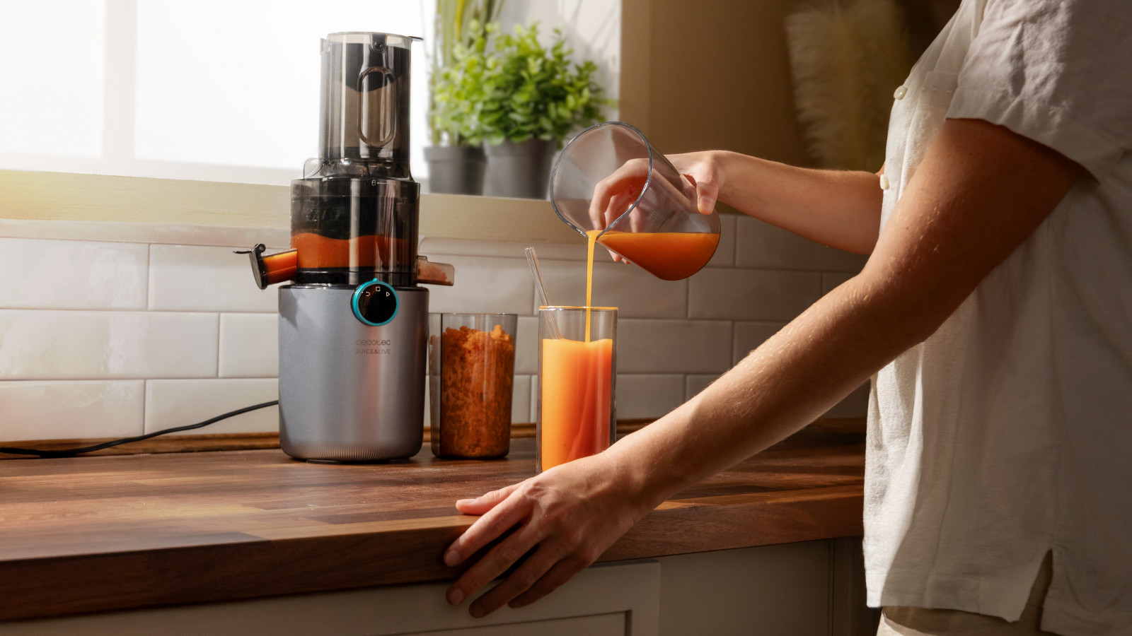 La Juice&Live 1500 Slim también es sorprendentemente silenciosa, funcionando a ≤80dB para un entorno de trabajo tranquilo.