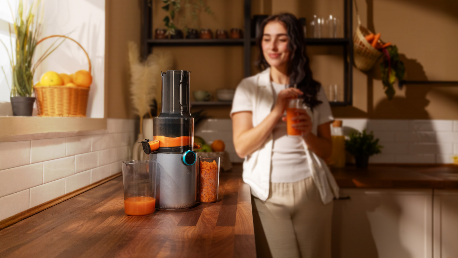Con un sistema de protección de seguridad y accesorios incluidos como dos tazas, un empujador y un cepillo, esta licuadora te ofrece todo lo que necesitas para una experiencia de jugo inmejorable.