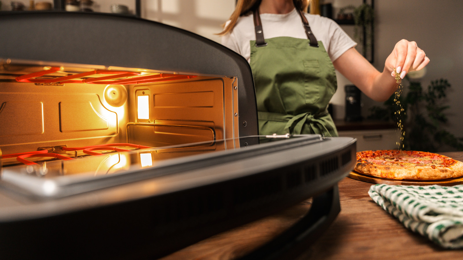 Ahumado y modo experto: función de ahumado con virutas de madera para un sabor único y modo experto en pizza para un funcionamiento continuo de 30 minutos, ideal para fiestas.