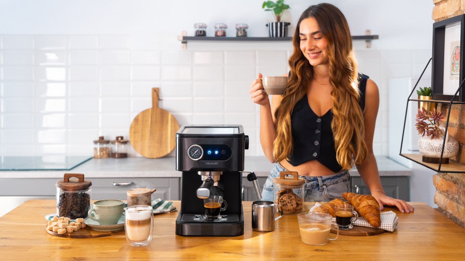 Cafetera express: prepara tus cafés espressos y cappuccinos rápidamente.