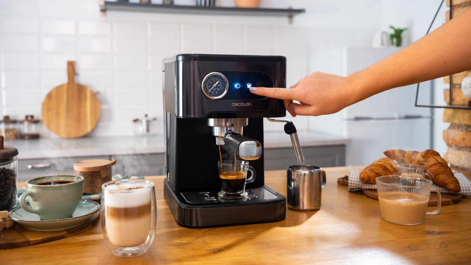 Pantalla con botones: La intuitiva pantalla con funcionamiento por botones facilita la operación de la cafetera, permitiéndote seleccionar tus preferencias de café de manera sencilla y rápida.