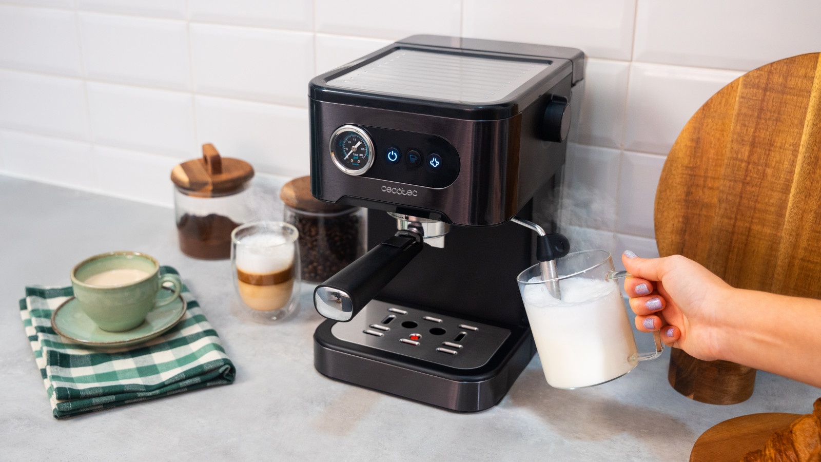 Vaporizador orientable con protección: espuma leche, emite agua caliente para infusiones y calienta líquidos.