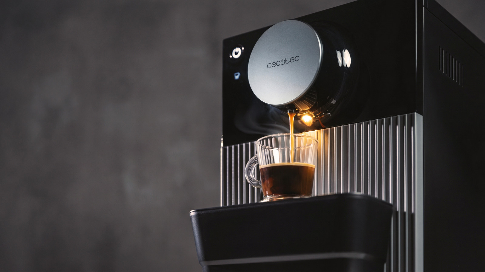 Diseñada para adaptarse a todas tus necesidades, cuenta con un depósito de agua de 1,1 L, una capacidad para 110 g de granos de café, y la posibilidad de ajustar entre 5 niveles de molienda. Además, sus cuchillas de acero inoxidable aseguran un molido uniforme y duradero, mientras que la función de descalcificación facilita el mantenimiento, garantizando un rendimiento óptimo con el paso del tiempo.