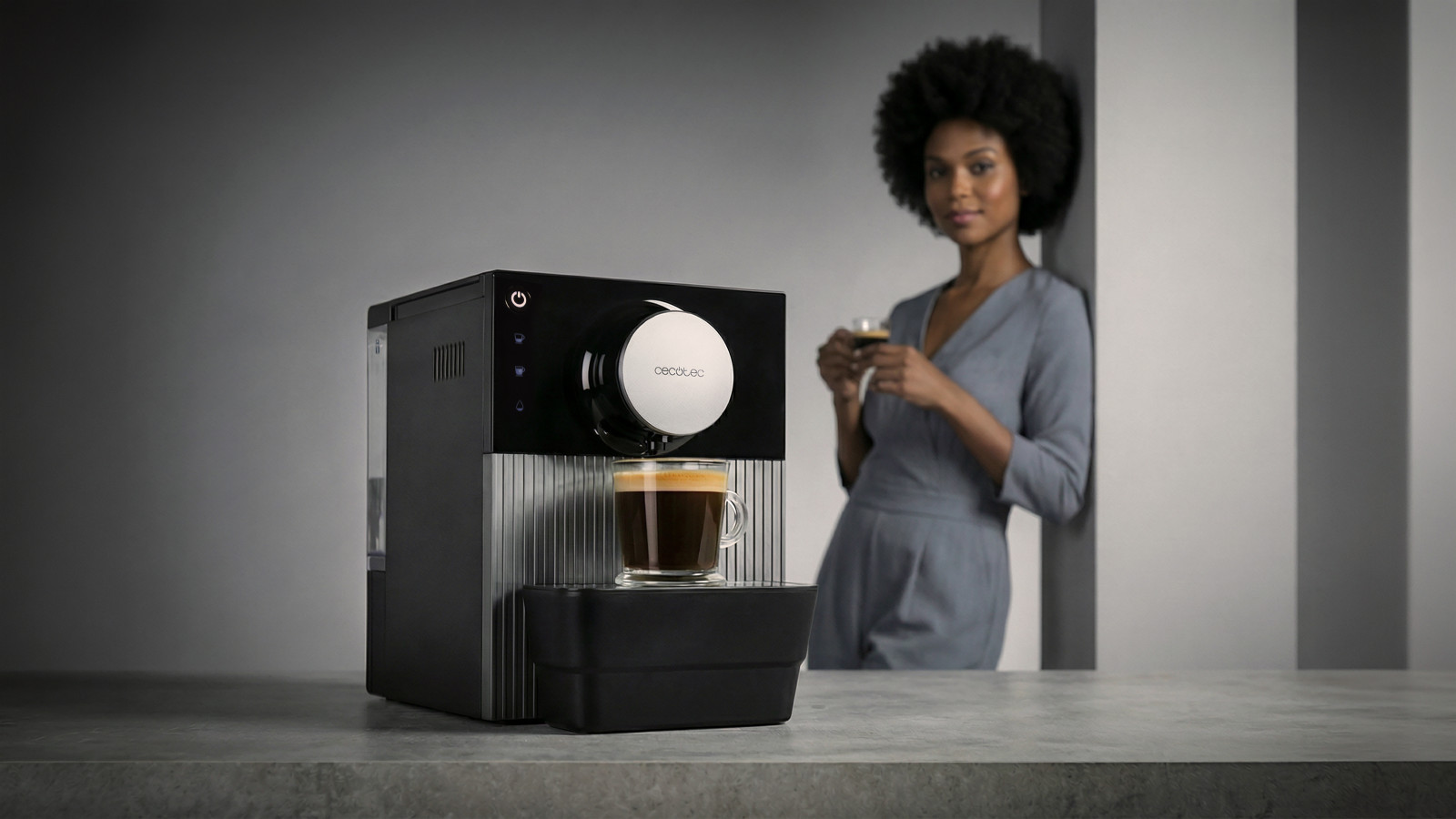 La comodidad es clave con los botones, permite seleccionar entre dos tipos de café con un solo toque. Además, la versatilidad de su diseño permite utilizar tazas de hasta 180 mm de altura, asegurando que puedas disfrutar de tu bebida favorita en cualquier recipiente.