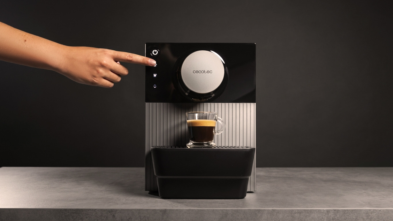 Gracias a su tecnología Thermoblock individual, cada taza se prepara a la temperatura ideal, mientras que la opción de agua caliente es perfecta para infusiones. Además, su capacidad para guardar los ajustes del café asegura que siempre disfrutarás de la bebida exactamente cómo te gusta.