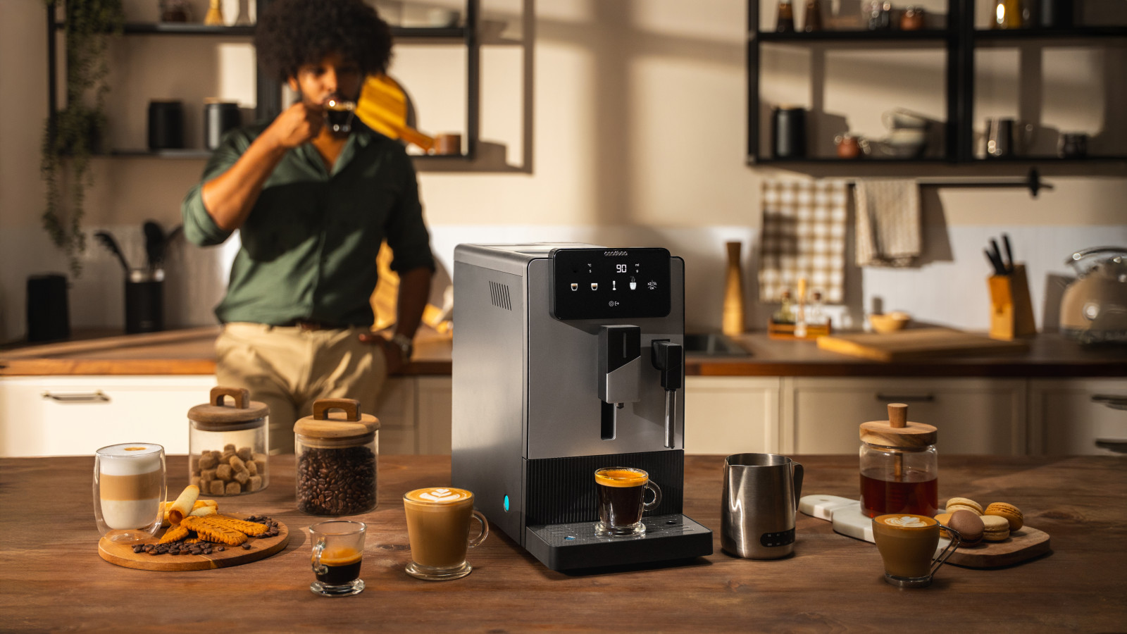 La cafetera superautomática compacta prepara espressos y americanos de café en grano recién molido pulsando un botón gracias al sistema Plug&Play.